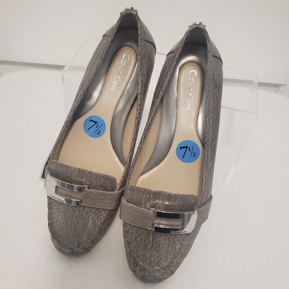 NWT Calvin Klein Women's Loafers Grey Snake-Print Theme Size 7.5 Business Casual